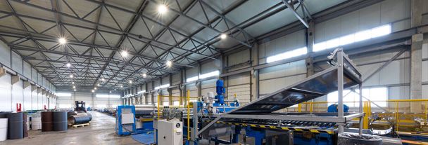Línea de producción automatizada en la moderna fábrica de silicio solar - Foto, imagen