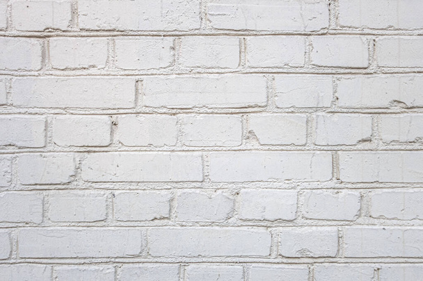 αφηρημένο φόντο ενός παλιού τοίχου από τούβλα βαμμένο λευκό από κοντά, σύλληψη πατάρι - Φωτογραφία, εικόνα