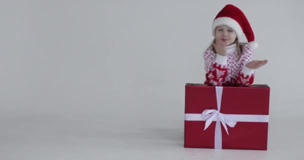 Affectueux enfant envoyer des baisers d'air à Noël. - Séquence, vidéo