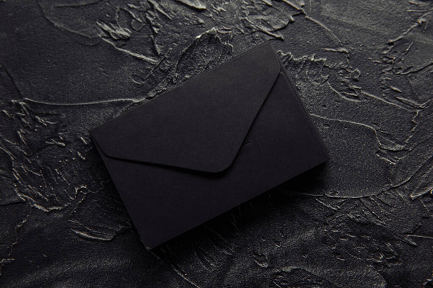 Pilha de envelopes pretos em um fundo escuro. Vista superior - Foto, Imagem