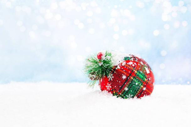 červená a zelená Nový rok ornament se sněhem na něm s modrým pozadím - Fotografie, Obrázek