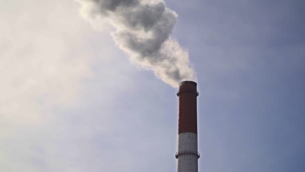 煙管:工業生産、植物、大気汚染。濃い煙は工業用の赤白パイプから発生します:鳥の目のビューから。工業地帯：パイプから煙が出る。. - 映像、動画