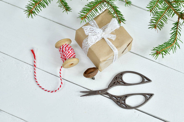 Noel, yeni yıl atık konsepti. Kraft kağıdında çevre dostu paketleme hediyeleri, jüt topu, hafif ahşap masada retro makas. Hediyeler, ekolojik dekorasyon seçmeli odaklanma. Boşluğu kopyala - Fotoğraf, Görsel