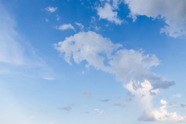 Όμορφα άσπρα χνουδωτά σύννεφα σε έναν γαλάζιο ουρανό - Φωτογραφία, εικόνα
