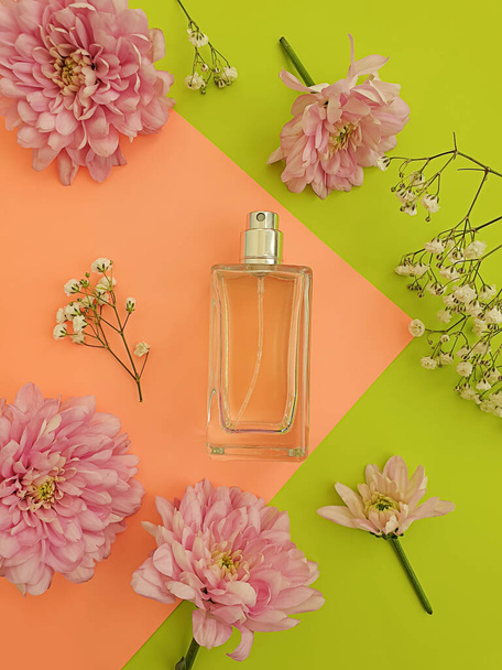 flor de perfume garrafa em um fundo colorido - Foto, Imagem