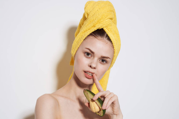 Mujer bonita hombros desnudos aguacate frutas exóticas cosméticos piel limpia - Foto, imagen