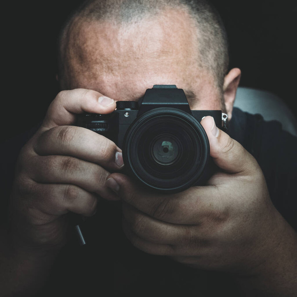 Retrato de homem com câmera, fotógrafo ou paparazzi ou investigador particular - Foto, Imagem