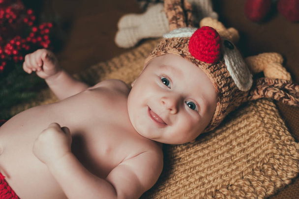 素晴らしいです魅力的な赤ちゃん男の子でクリスマス衣装クロール - 写真・画像