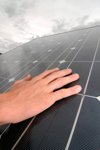 ένα ηλιακό πάνελ για τη βιώσιμη παραγωγή ενέργειας, τους ανθρώπους και την τεχνολογία - Φωτογραφία, εικόνα