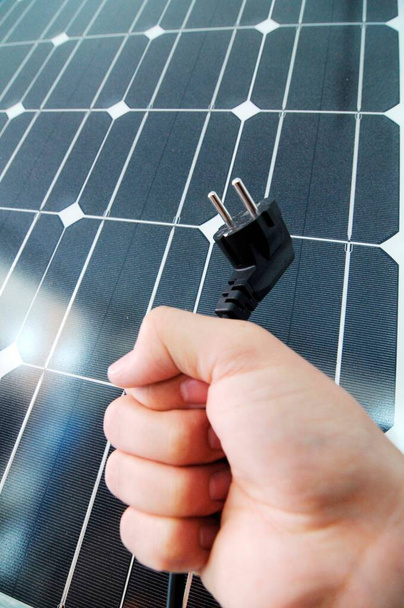 uma tomada elétrica e painel solar, produção de energia sustentável e ecológica - Foto, Imagem