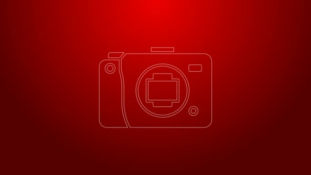 Zielona linia Bezlusterkowa ikona kamery odizolowana na czerwonym tle. Ikona kamery Foto. 4K Animacja graficzna ruchu wideo - Materiał filmowy, wideo