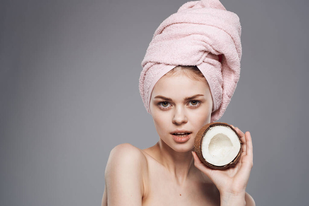 mulher bonita chuveiro pele limpa tratamentos de spa com toalha na cabeça - Foto, Imagem