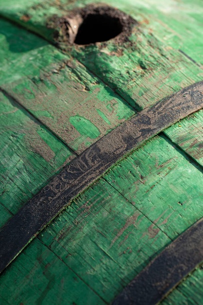 Image d'un vieux tonneau de chêne sur le fond d'une cour rurale. - Photo, image