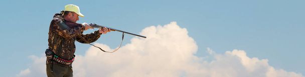 Güneşe silah dayamış bir avcının silueti, ördekler için pusu.. - Fotoğraf, Görsel