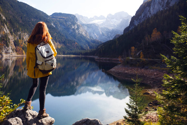 mountain trip. happy girl on the background of a mountain lake and mountains in the backgroun - 写真・画像