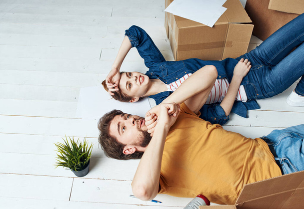 Muž a žena s krabicemi se hýbou. No, byt je renovován rodinou. - Fotografie, Obrázek