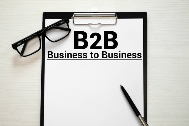 Текст для записи слов B2B. Бизнес-концепция для двух типов отправки электронных писем другим людям. - Фото, изображение