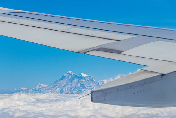 ネパール航空の航空機の翼、ヒマラヤのエベレスト山の上のフライト。高さ8848m 。地球上で最も高い山。7つのサミット. - 写真・画像