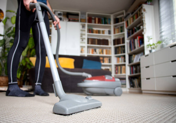 человек пылесос очистки на дому  - Фото, изображение