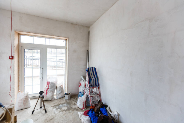 Építés, átépítés, átépítés és felújítás alatt áll a lakásban javítandó anyag. Gipszkartonból vagy gipszkartonból készült falak készítése. - Fotó, kép