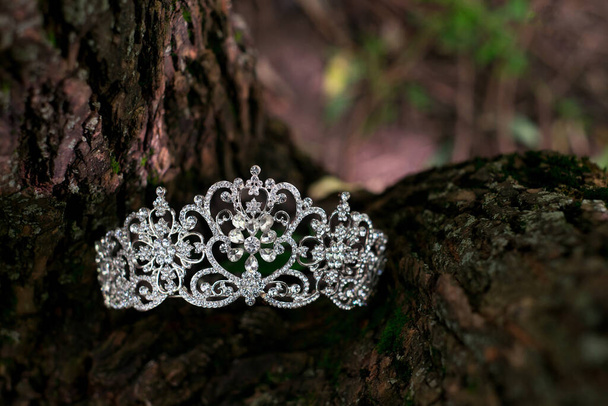 Koninklijke luxe oude kroon, bruiloft accessoires - Foto, afbeelding