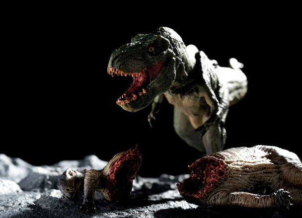 tirannosauro con un corpo di tenontosauro su un terreno con crateri - Foto, immagini