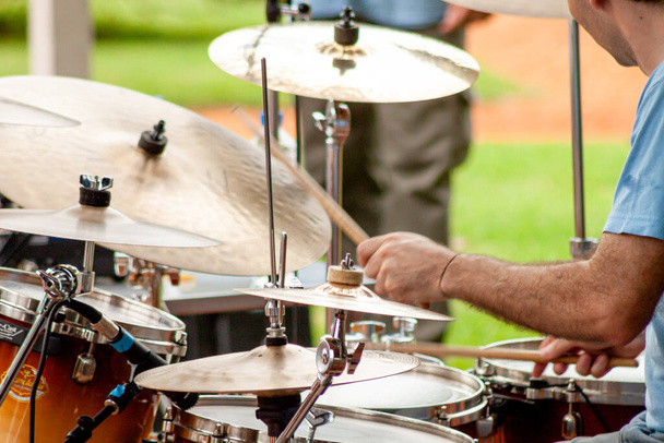 Close Up Of Drummer Speelt Snare Drum On Kit In vierkant tijdens muzikale uitvoering. - Foto, afbeelding