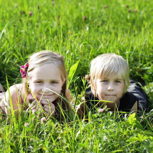 Gyerekek a nyári fű szabadban - Fotó, kép