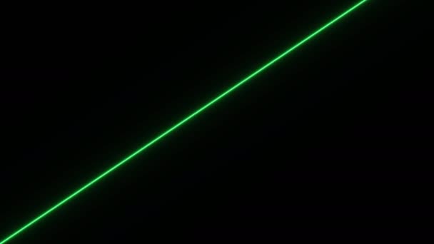 Groene laserbundel diagonaal beweegt in en uit het frame - Video