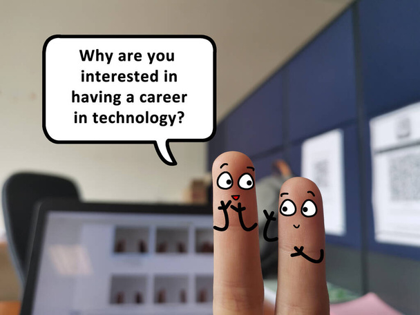 Dos dedos están decorados como dos personas. Uno de ellos está preguntando a otro si está interesado en tener una carrera en tecnología. - Foto, Imagen