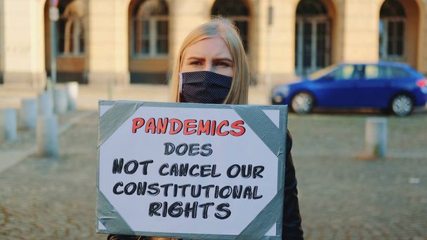 Caminhada de protesto declarando que pandemia não anula direitos constitucionais humanos - Foto, Imagem