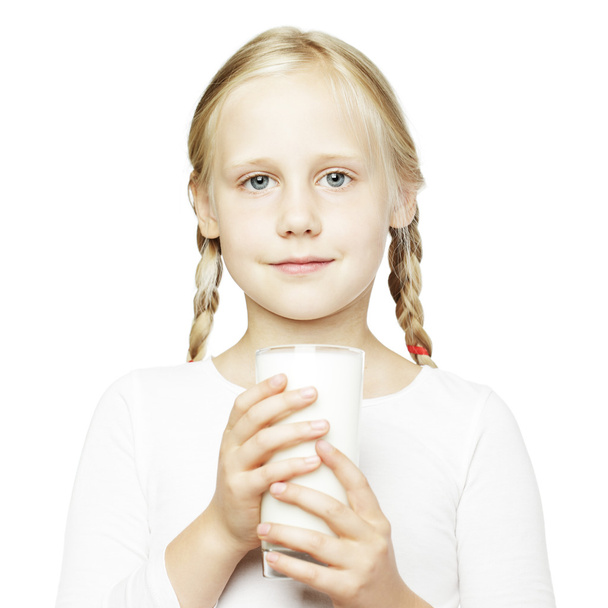 genç kız ve süt cam, sağlıklı beslenme kavramı - Fotoğraf, Görsel