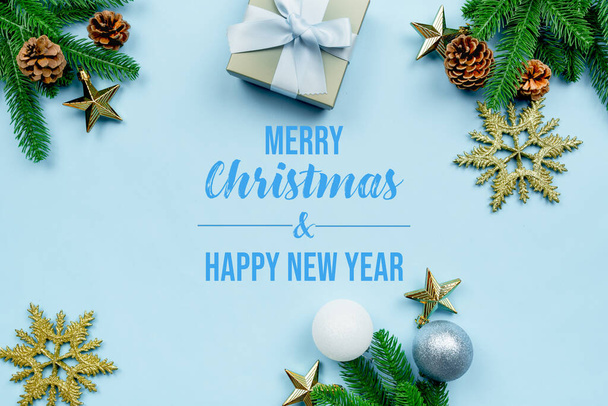 Χριστουγεννιάτικο δώρο και πεύκο με χριστουγεννιάτικη διακόσμηση σε μπλε φόντο - Φωτογραφία, εικόνα