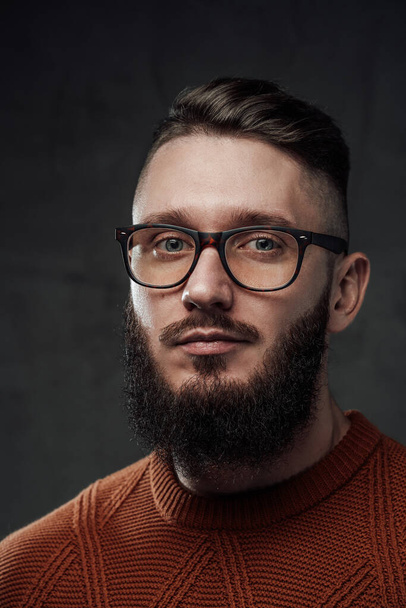 Posing in dark background hipster guy with glasses and glasses - Foto, Bild