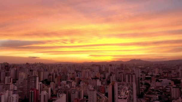 Şehir hayatı manzarası. Renkli bir siluet. Günbatımı manzarası. Sao Paulo, Brezilya. Şehir hayatı. Renkli ufuk çizgisi. Günbatımı manzarası. Sao Paulo, Brezilya. Şehir hayatı. Renkli ufuk çizgisi. Gün batımı manzarası. Sao Paulo, Brezilya. Şehir hayatı.. - Video, Çekim