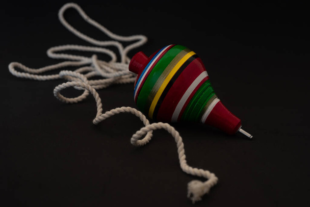 Trompo, Traditionele Mexicaanse handwerk kleurrijke houten speelgoed - Foto, afbeelding