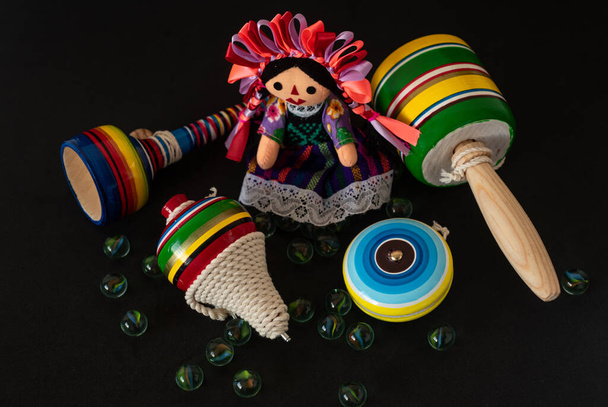 Mooi traditioneel kleurrijk Mexicaans handwerk speelgoed, houten - Foto, afbeelding