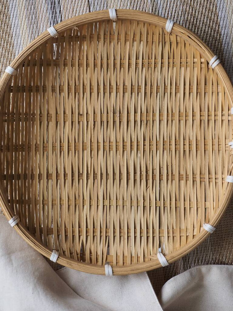 円形の茶色い竹籠 - 写真・画像