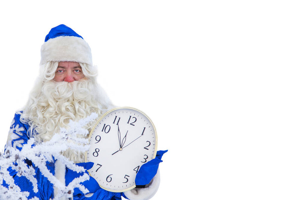 Χριστούγεννα θέμα, τις πωλήσεις, Happy Santa Claus σε ένα χιονισμένο δάσος, Santa στο φόντο ενός χειμερινού δάσους? Το ρολόι στα χέρια του Santa δείχνει πέντε λεπτά έως δώδεκα, απομονωμένη - Φωτογραφία, εικόνα