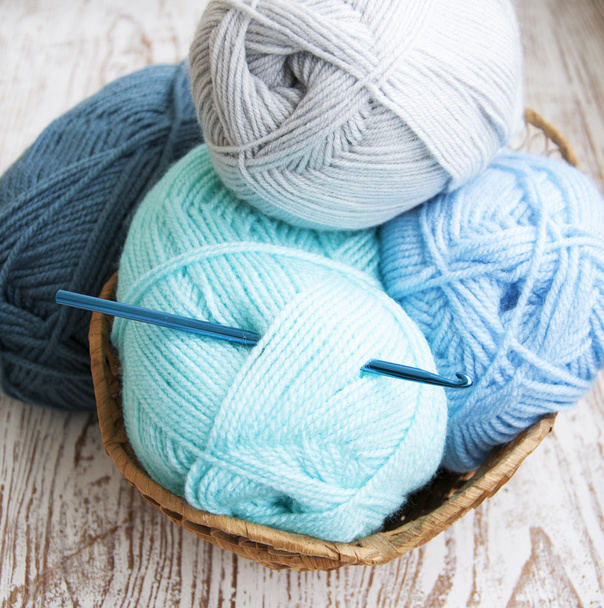 Crochet hook and knitting yarn - Фото, зображення