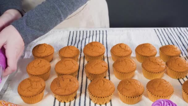cupcake bélés sütni csokoládé málna cupcakes. - Felvétel, videó