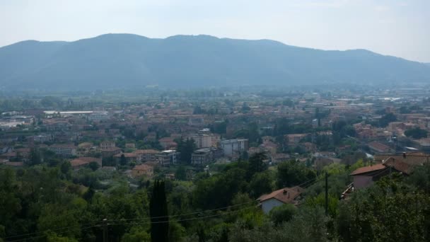 Vista de la ciudad de Sarzana desde la fortaleza de Sarzanello en Liguria, Italia - Metraje, vídeo