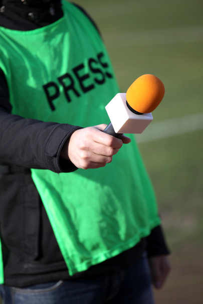 ruka drží mikrofon pro rozhovor během fotbalové mach - Fotografie, Obrázek