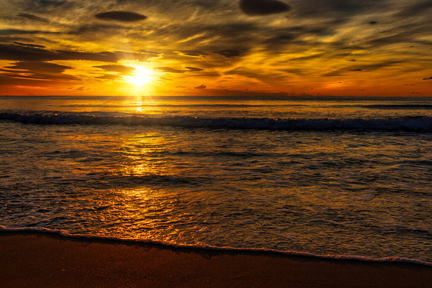 Схід сонця на пляжі в Бенікссимі (Іспанія). - Фото, зображення