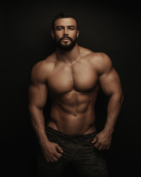 Fitness gutaussehender und hemdloser Mann auf schwarzem Hintergrund - Foto, Bild