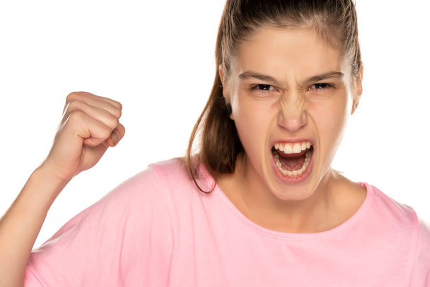 Retrato de jovem mulher zangada sem maquiagem no fundo branco - Foto, Imagem