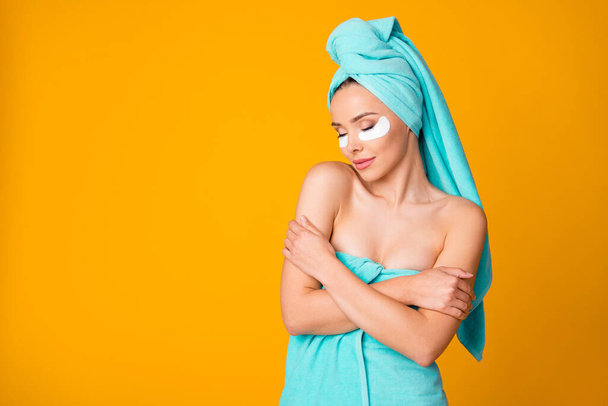 Φωτογραφία από ελκυστικό ικανοποιημένο ονειρικό πρόσωπο σταυρωμένα χέρια teal πετσέτα απομονώνονται σε κίτρινο χρώμα φόντο - Φωτογραφία, εικόνα