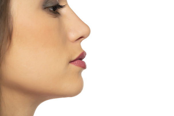 close-up perfil de jovem bela mulher no fundo branco - Foto, Imagem