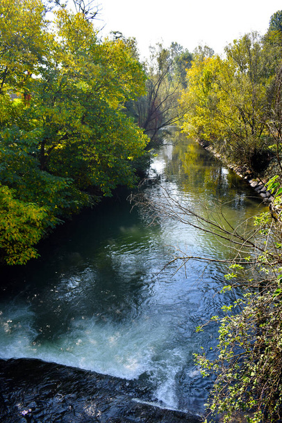 rio fluindo na paisagem rural - Foto, Imagem