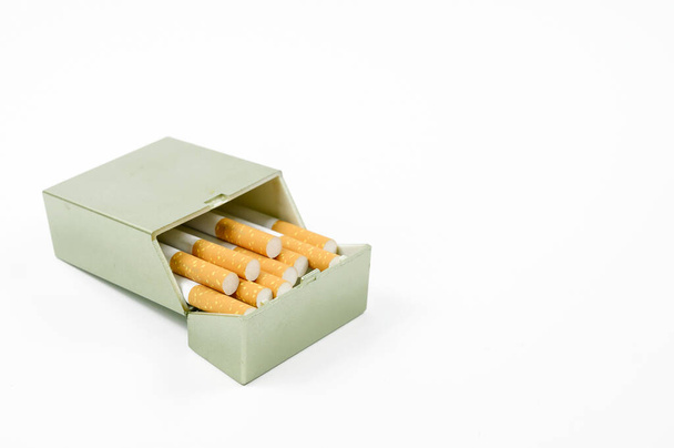 Сигареты открываются на заднем плане с копировальным пространством - Фото, изображение